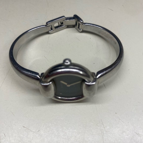 ♥️ (SOLD) ♥️ Women’s Gucci Watch Silver and Black 1400 L - Picture 2 of 15